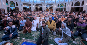 Alif Satar bersama konvoi motosikal Ride Subuh di Masjid Yayasan Mohamad Noah di Genting Highlands