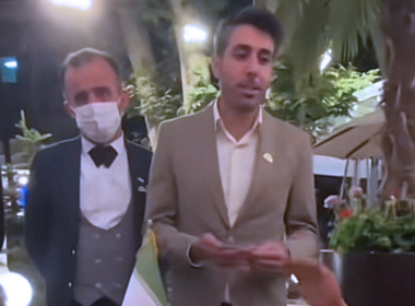 Pemilik restoran di Iran berbual dengan pelanggan China sambil menunjukkan sikap enggan menerima bayaran sebagai tanda persahabatan.