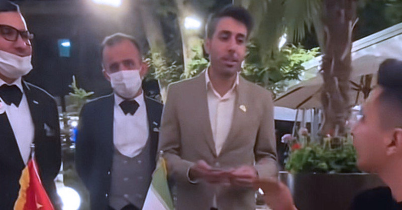 Pemilik restoran di Iran berbual dengan pelanggan China sambil menunjukkan sikap enggan menerima bayaran sebagai tanda persahabatan.