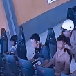 Nenek memakai topi keledar di kafe siber tersalah menampar lelaki disangka cucu di Vietnam