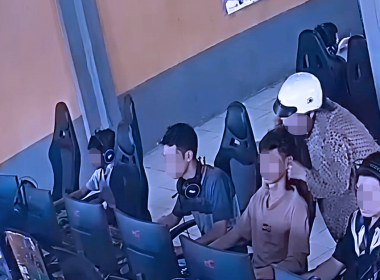 Nenek memakai topi keledar di kafe siber tersalah menampar lelaki disangka cucu di Vietnam