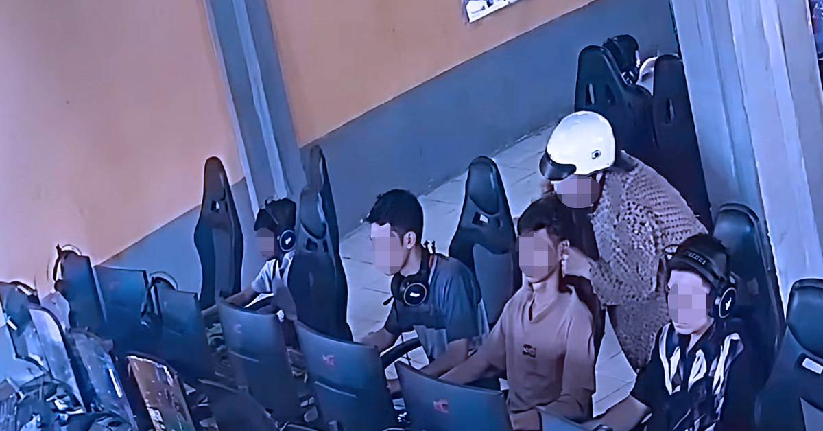Nenek memakai topi keledar di kafe siber tersalah menampar lelaki disangka cucu di Vietnam