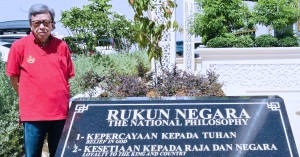 Sultan Selangor bergambar di Plak Monumen Rukun Negara di Dataran Selangor sambil menyeru rakyat menghayati prinsip perpaduan negara.