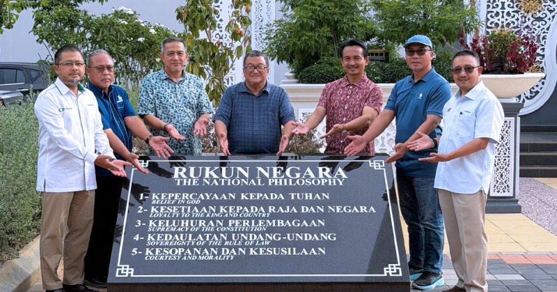 Ahli Jawatankuasa Harian PAS Selangor meninjau Monumen Rukun Negara di Dataran Selangor sebagai menjunjung titah Sultan Selangor.