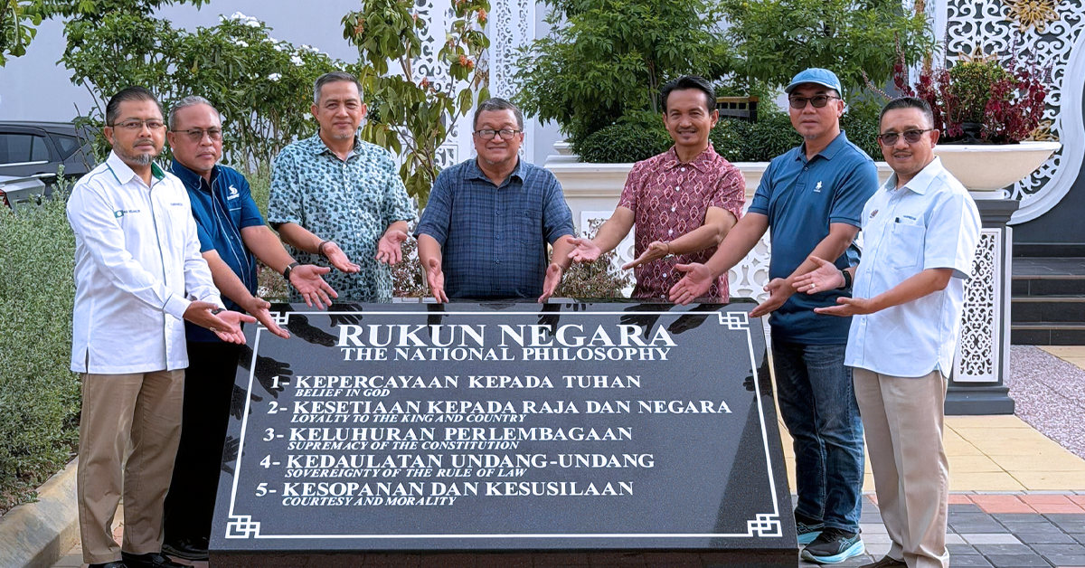 Ahli Jawatankuasa Harian PAS Selangor meninjau Monumen Rukun Negara di Dataran Selangor sebagai menjunjung titah Sultan Selangor.