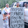 Papan tanda “Ampun Tuanku, mohon berhenti sekejap” yang tular di Ulu Tembeling berkaitan permohonan bekalan elektrik 13 tahun