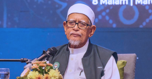 Presiden PAS Abdul Hadi Awang bercakap pada sidang media berkaitan isu penarikan semula SD oleh ADUN BERSATU di Negeri Sembilan dan hubungan dalam Perikatan Nasional.