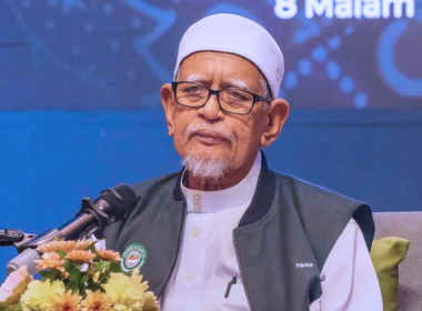 Presiden PAS Abdul Hadi Awang bercakap pada sidang media berkaitan isu penarikan semula SD oleh ADUN BERSATU di Negeri Sembilan dan hubungan dalam Perikatan Nasional.
