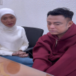 Pak Nil bersama Amyza Aznan merakamkan penghargaan kepada penderma selepas tabung bantuan Adrian Adam ditutup dengan kutipan RM191,947.73.