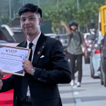 Tuan Nurhan Syafiy terima sijil penghargaan selepas membantu melancarkan laluan ambulans menuju Hospital Tengku Ampuan Afzan (HTAA).