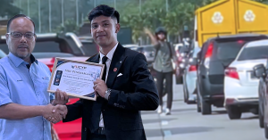 Tuan Nurhan Syafiy terima sijil penghargaan selepas membantu melancarkan laluan ambulans menuju Hospital Tengku Ampuan Afzan (HTAA).