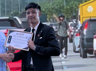 Tuan Nurhan Syafiy terima sijil penghargaan selepas membantu melancarkan laluan ambulans menuju Hospital Tengku Ampuan Afzan (HTAA).