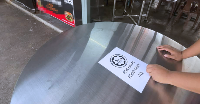 Pelekat logo halal pada meja makan di premis makanan di Pulau Pinang