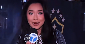 Wartawan ABC7 Abigail Velez dalam siaran langsung sebelum kontroversi kenyataan terhadap Bosnia tular