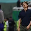 Protes peminat bola sepak Korea Selatan terhadap Hong Myung-bo di lapangan terbang dan restoran