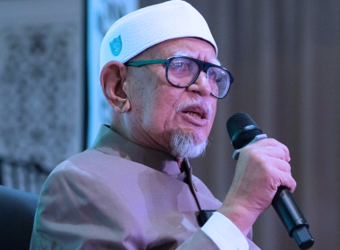 Presiden PAS Abdul Hadi Awang mengumumkan keputusan PAS menamatkan kerjasama politik dengan Bersatu melalui kenyataan media rasmi.