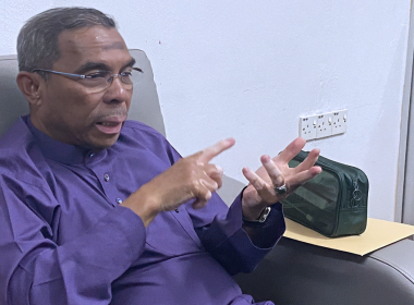 Datuk Dr Azhar Ahmad mengeluarkan kenyataan menafikan dakwaan menampar cucu Allahyarham Nik Abdul Aziz dalam sebuah program di Janda Baik.