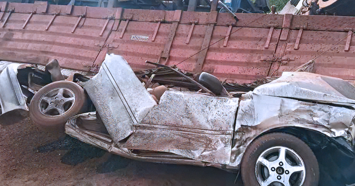 Keadaan treler yang terbabit dalam kemalangan maut di Lebuhraya Kuala Lumpur-Karak selepas menghempap sebuah Honda City sehingga mengorbankan empat sekeluarga.