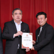 Menteri Pengangkutan menyerahkan sijil penghargaan kepada pemandu lori di Parlimen Malaysia selepas insiden Terowong Menora.