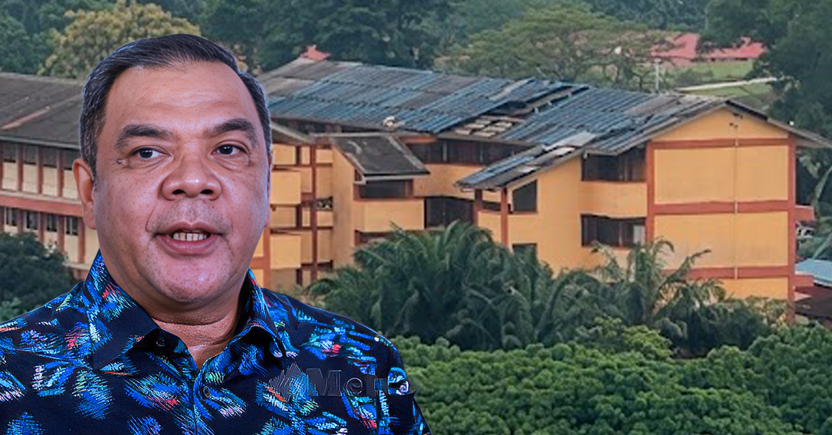 Pekerja menjalankan kerja pembaikan bumbung SK Bukit Raya di Hulu Langat yang rosak akibat ribut menggunakan peruntukan kecemasan RM200,000.