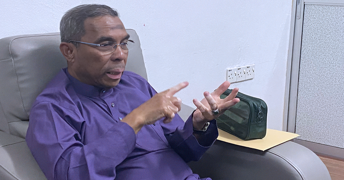 Datuk Dr Azhar Ahmad mengeluarkan kenyataan menafikan dakwaan menampar cucu Allahyarham Nik Abdul Aziz dalam sebuah program di Janda Baik.