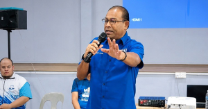 Datuk Seri Abdul Azeez Rahim ketika memberikan kenyataan mengenai isu Tabung Haji
