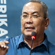 Datuk Seri Muhammad Sanusi Md Noor ketika menyampaikan ucapan berkaitan isu ekonomi, politik dan kedudukan Melayu.