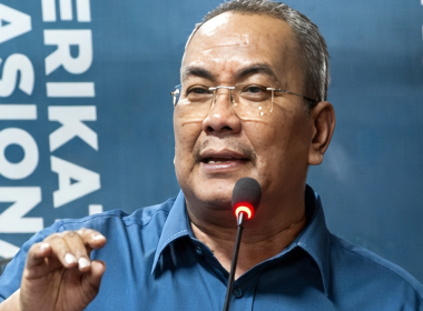 Datuk Seri Muhammad Sanusi Md Noor ketika menyampaikan ucapan berkaitan isu ekonomi, politik dan kedudukan Melayu.