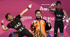 Muhamad Aznil Bidin, Mohamad Aniq Kasdan dan Irene Jane Henry bersama kejayaan pingat angkat berat Malaysia di Sukan Komanwel Glasgow 2026