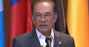 Datuk Seri Anwar Ibrahim ketika berucap pada Perjumpaan Perdana Menteri bersama warga Kementerian Pendidikan Malaysia mengenai pengurusan Tingkatan Enam.