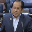 Datuk Seri Ahmad Maslan menjawab soalan Senator Datuk Rosni Sohar mengenai isu keselamatan laluan motosikal di Dewan Negara.