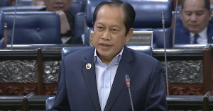 Datuk Seri Ahmad Maslan menjawab soalan Senator Datuk Rosni Sohar mengenai isu keselamatan laluan motosikal di Dewan Negara.
