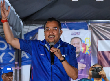 Datuk Dr Asyraf Wajdi Dusuki menyampaikan kenyataan mengenai sokongan anggota tentera kepada BN menjelang PRN Negeri Sembilan