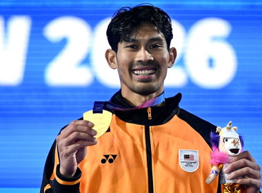 Datuk Abdul Latif Romly meraikan kejayaan memenangi pingat emas lompat jauh T20 Sukan Komanwel Glasgow 2026