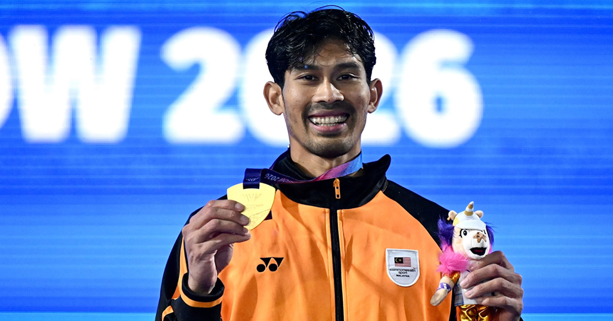 Datuk Abdul Latif Romly meraikan kejayaan memenangi pingat emas lompat jauh T20 Sukan Komanwel Glasgow 2026