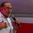 Anwar Ibrahim ketika menjelaskan isu laporan RCI Tabung Haji dan proses siasatan lanjut.