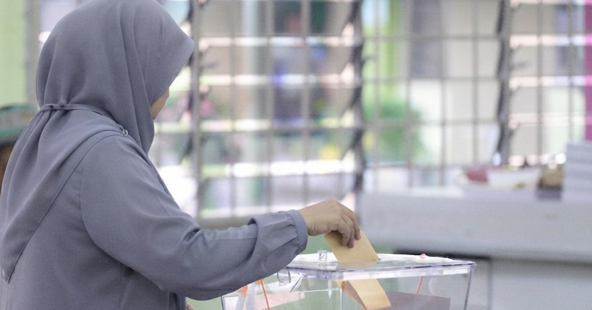 Wanita bertudung keluar mengundi di pusat pengundian