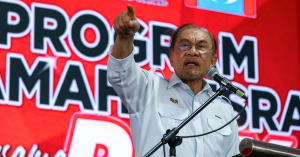 Anwar Ibrahim berucap pada ceramah politik berkaitan PRN Johor dan dakwaan perebutan kuasa BN-PH.
