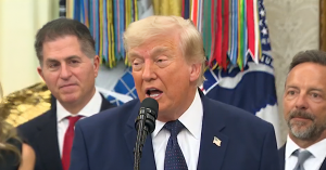 Donald Trump bercakap mengenai keputusan kad merah dan mempertahankan pemain dalam satu kenyataan media.