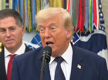 Donald Trump bercakap mengenai keputusan kad merah dan mempertahankan pemain dalam satu kenyataan media.