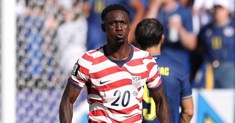 Folarin Balogun kelihatan kecewa selepas Amerika Syarikat tewas kepada Belgium dalam pusingan 16 terbaik Piala Dunia 2026.