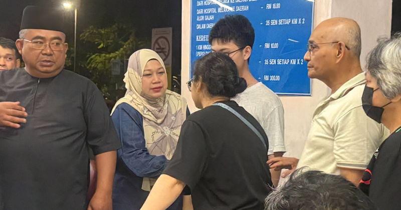 Keluarga mangsa berada di perkarangan Hospital Melaka.