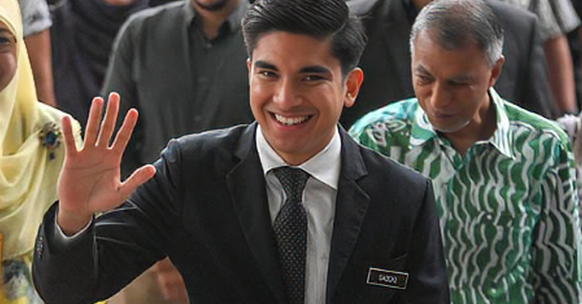 Syed Saddiq Syed Abdul Rahman bersama penyokong selepas keputusan Mahkamah Persekutuan mengekalkan pembebasan beliau dalam kes dana Armada.