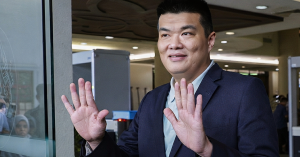 Albert Tei mengumumkan tarik diri bertanding di DUN Chennah dan menyokong calon MCA John Siow