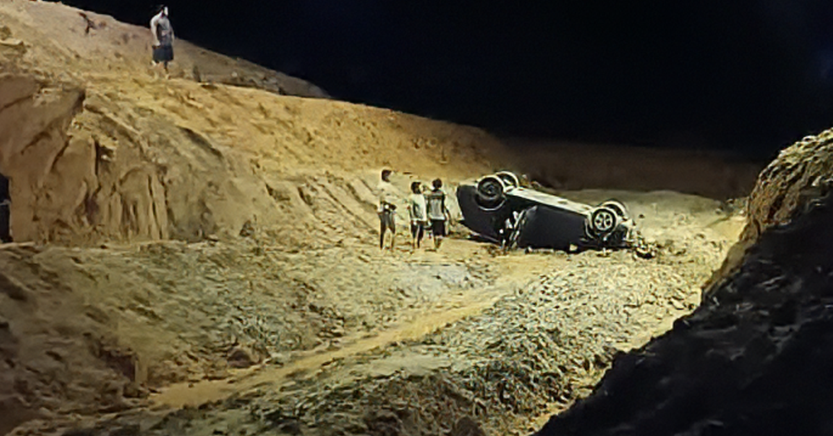 Kereta Toyota Prius terjatuh ke dalam gaung di tapak projek pembinaan culvert di KM41 Jalan Kota Bharu–Kuala Krai, Machang.
