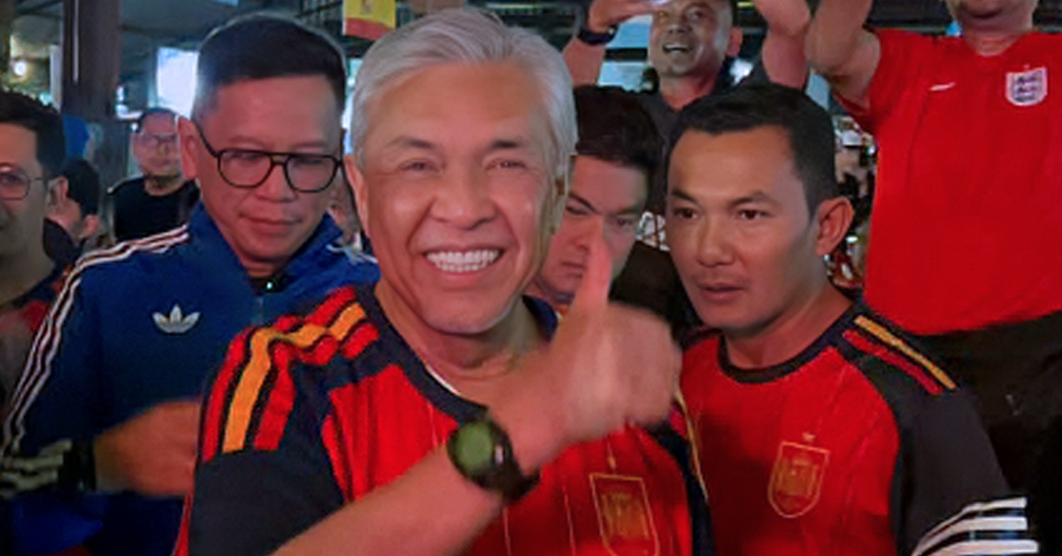 Ahmad Zahid Hamidi menyaksikan tayangan akhir Piala Dunia 2026 bersama peminat bola sepak di Bangi Square 2.