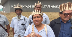 Wanita Orang Asli Juliana bercakap mengenai usaha mempertahankan tanah adat Kampung Cot
