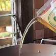 TikToker Filipina menggunakan minyak masak paket Malaysia ketika memasak dalam video yang tular di media sosial.