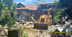 Operasi perobohan binaan tanpa kebenaran di tanah kerajaan Pechong, Tanah Merah oleh pihak berkuasa Kelantan.