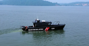 Operasi rondaan Maritim Malaysia di perairan negara bagi memantau keselamatan dan membanteras kemasukan PATI melalui laluan laut.